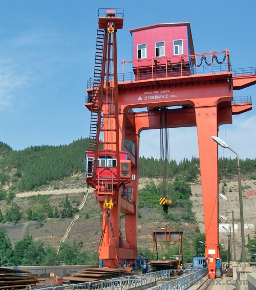 三門(mén)峽大壩壩頂雙向門(mén)機(jī)——帶斜拉功能